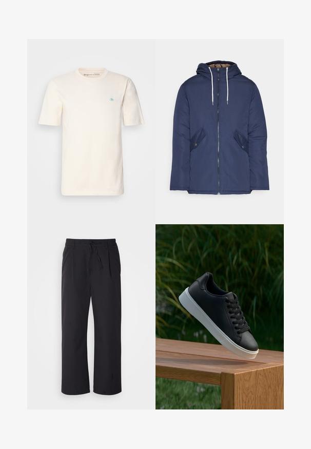 Námorně modrá prošívaná bunda s kapucí, která má přední zip, dvě boční kapsy s knoflíky a bílé šňůrky.; Krémové bavlněné tričko s krátkým rukávem a kulatým výstřihem, na levé straně hrudi je malé modré logo. Měkká textura a uvolněný střih.; Široké kalhoty z texturované černé látky s elastickým pasem na stažení, s dvěma předními kapsami a rovně střiženým designem.; Černé kožené sneakersy s hladkým povrchem, bílé gumové podešve a šesti otvory pro šňůrky, vystavené na dřevěném povrchu.