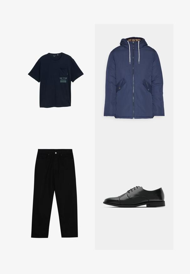 Granatowa pikowana kurtka z kapturem, z zamkiem z przodu, dwoma bocznymi kieszeniami z guzikami oraz białymi sznurkami.; Granatowy T-shirt z krótkim rękawem wykonany z miękkiej bawełny, z kieszenią na lewej piersi i nadrukiem tekstu z przodu.; Czarne spodnie dżinsowe w klasycznym kroju prostym, z pięcioma kieszeniami i zapięciem na guzik z przodu. Gładka tekstura z minimalnymi detalami szwy.; Czarne skórzane buty do garnituru z okrągłym noskiem, sznurowanym zapięciem, subtelnymi detalami przeszycia oraz niskim obcasem. Gładka faktura z polerowanym wykończeniem.