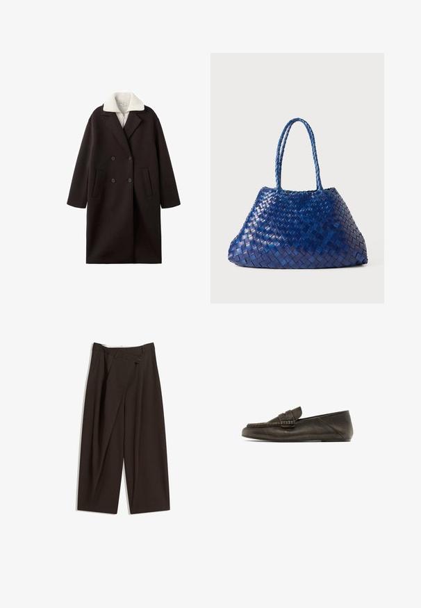 Schwarzer, doppelt gereihter Mantel mit einem cremefarbenen Kragen, zwei vorderen Taschen, tailliertem Design und einer weichen Textur.; Weißer Kurzarmpullover mit Zopfmuster, Rundhalsausschnitt und geripptem Saum. Weicher Stoff, lässige Passform und schlichtes Design.; Dunkelbraune, weite Hosen mit hohem Bund, die über einen einzigen Knopfverschluss und eine gefaltete Vorderseite verfügen. Hergestellt aus leichtem Stoff.; Dunkelbraune Lederloafers mit flacher Sohle, die vorne ein geflochtenes Design und eine glatte Textur aufweisen. Dezente Nahtdetails entlang der Kanten.; Geflochtene blaue Leder-Tote mit zwei geflochtenen Griffen, die eine lässige, winklige Form und eine texturierte Oberfläche aufweist.
