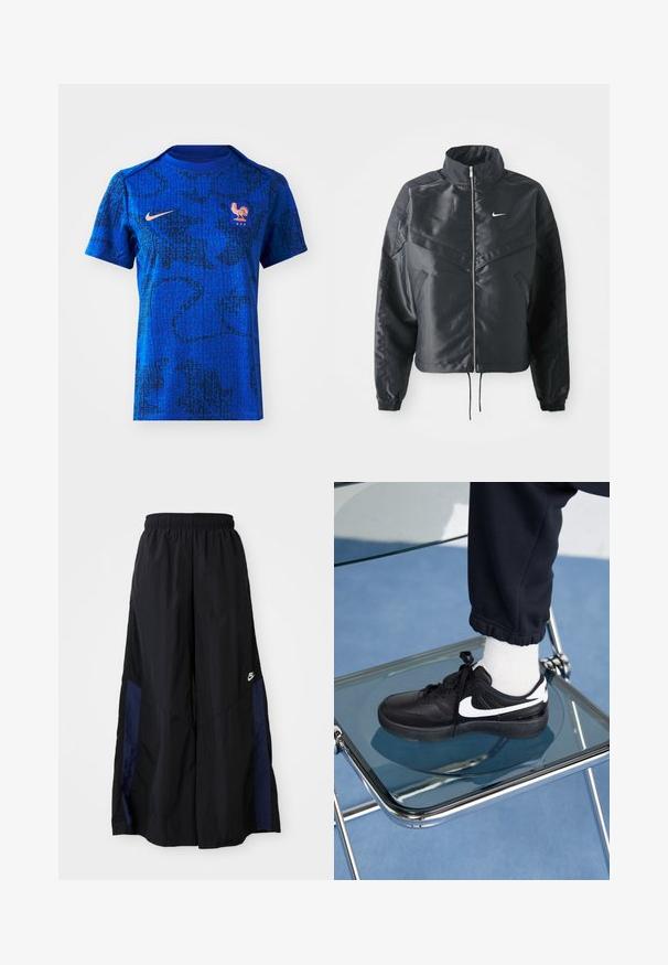 Schwarze, verkürzte Jacke mit hohem Kragen, Reißverschluss, Elastan-Ärmeln und einem weißen Nike-Logo. Glattes, glänzendes Material mit leicht strukturiertem Oberflächeneffekt.; Blaues Nike-Shirt mit einem strukturierten Muster in Schwarz, kurzen Ärmeln und Rundhalsausschnitt. Enthält ein Hahn-Emblem und das Detail "FFF".; Schwarze weit geschnittene Hose aus leichtem Stoff, mit einem dunkelblauen Seitenpanel und einem elastischen Bund. Kleines weißes Logo am unteren Ende.; Schwarze Nike-Sneaker mit weißen Akzenten, die über eine glatte Ledertextur, ein Schnürdesign und eine abgerundete Zehenform verfügen, platziert auf einem Glasstuhl.