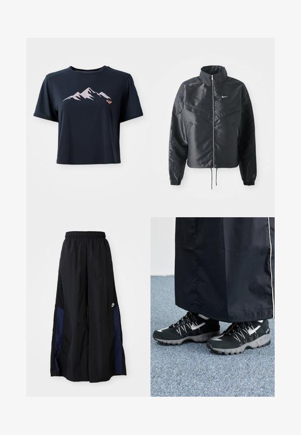 Črna skrajšana jakna z visokim ovratnikom, zadrgo, elastan rokavi in belim logotipom Nike. Gladek, sijoč material z rahlo teksturirano površino.; Tamnavi kratka majica iz gladkega materiala, ki prikazuje svetlo rožnato grafiko gora in majhen oranžen logotip na spodnjem levem delu.; Črne široke hlače iz lahkega materiala, z morsko modrim stranskim panelom in elastičnim pasom. Majhna bela oznaka na dnu.; Črne športne čevlje z teksturirano zgornjimi deli, srebrnimi odtenki in z vzorčenim podplatom, v kombinaciji z dolgim črnim oblačilom. Postavljeno na modrem preprogo.