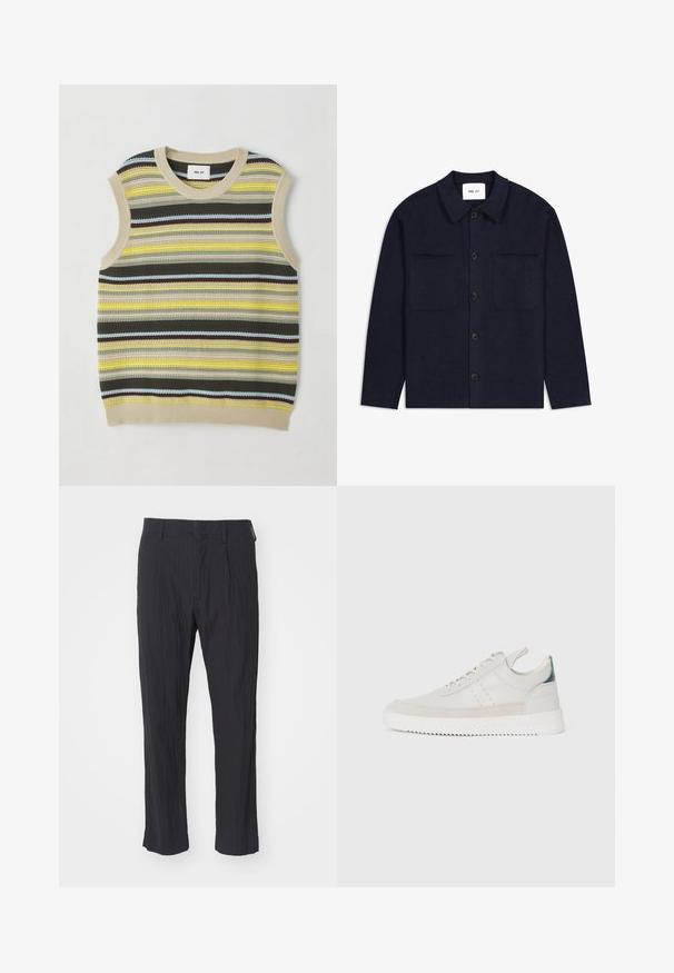 Marineblå ullskjortejakke med krage, frontknappelukking, to brystlommer og lange ermer. Teksturet stoff med minimalt design.; Strikket ärmeløs topp med horisontale striper i gul, grønn, brun og blå. Rund hals med ribbestrikket beige kant. Teksturert stoff.; Sorte plisserte bukser med teksturert stoff, med rett ben-design og standard midje. Ingen synlige lommer eller metallfester.; Hvite lær sneakers med grå semsket skinndetaljer, snøring, bånd for å dra opp, og en teksturert gummisåle med en sikksakk-mønster.