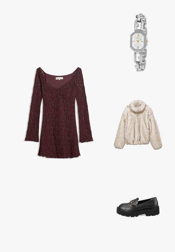 Nepbont crop jack in lichtbeige met een hoge kraag, lange mouwen en een zachte, pluizige textuur. Voorzien van een ritssluiting aan de voorkant.; Bordeaux kanten jurk met een getailleerde lijfje, ronde halslijn en lange uitlopende mouwen. Delicaat bloemenpatroon met een zachte, textuurachtige afwerking.; Zwarte leren instappers met een chunky platformzool en metalen gespdetail op de wreef. Glad oppervlak en rond teenontwerp.; Zilveren armbandswatch met een octagonale witte wijzerplaat, gouden accenten en kristallen versieringen rond de bezel. Robuust schakelontwerp.