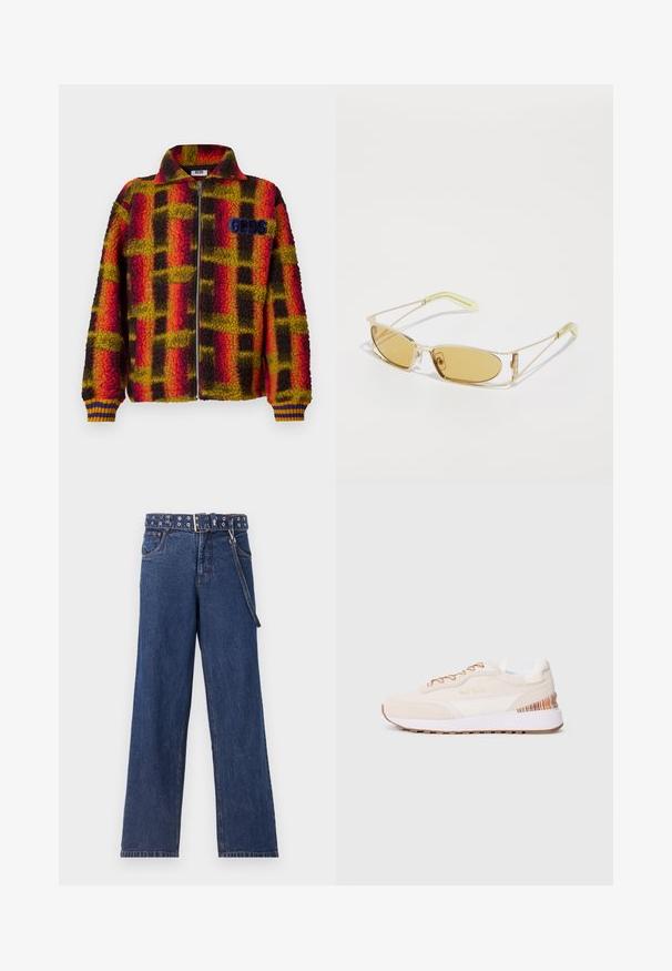Giacca in pile a scacchi rossi, gialli e neri con zip frontale, colletto e polsini a costina con strisce blu e gialle. Logo GGDS sul petto.; T-shirt in cotone nero con scollatura rotonda e maniche corte. Un logo bianco "GCDS" è posizionato nella parte sinistra del petto.; Jeans in denim blu scuro con design a gamba dritta, dotati di una cintura decorata con occhielli in metallo e un passante per cintura coordinato.; Sneaker con tomaia in suede beige, accenti bianchi, suola in gomma marrone e dettaglio striato colorato sul tallone; presenta lacci marroni.; Occhiali da sole con tintura gialla, montatura traslucida dorata, forma rettangolare slanciata e aste angolari con dettagli verde chiaro.