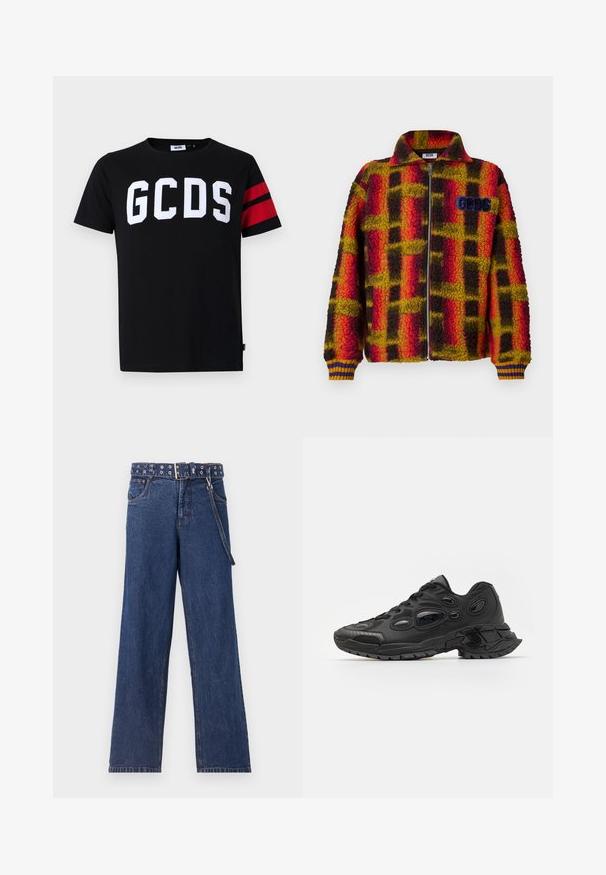 Fleecejakke i rød, gul og sort ternet mønster med lynlås foran, krave og ribbede manchetter med blå og gule striber. GGDS-logo på brystet.; Sort bomuld t-shirt med stort hvidt "GCDS" logo, røde stribede detaljer på ærmerne, rund halsudskæring og standard pasform.; Mørkeblå denim jeans med lige ben-design, der har et mønstret bælte med metaløjer og en matchende bælteløkke.; Sorte sportsko med tekstureret syntetisk overdel, rund tå og karakteristiske ovaludskæringer. Har en robust gummisål for godt greb.