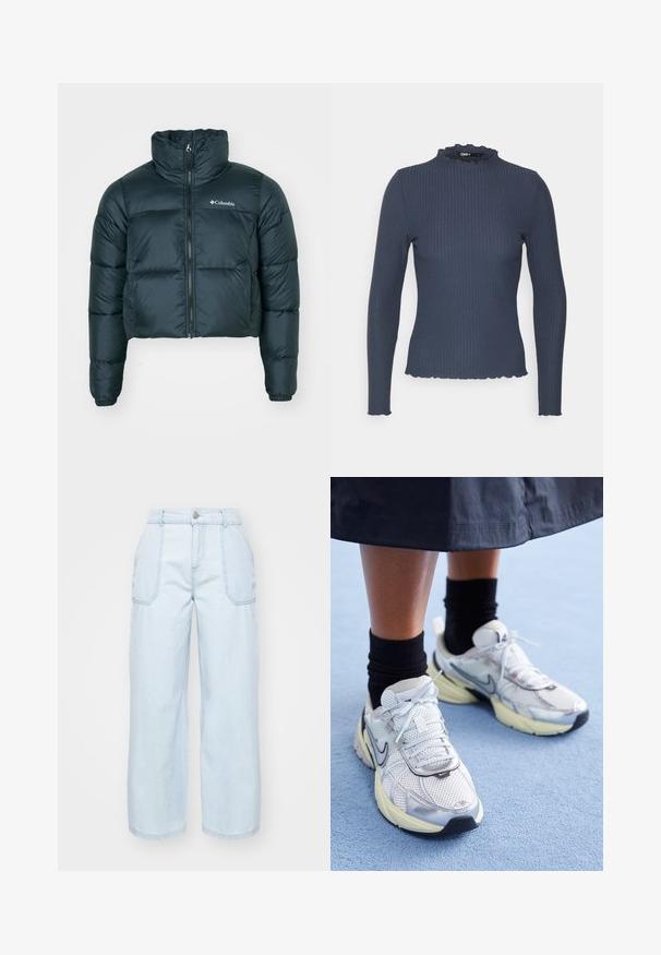 Tmavě zelená, zkrácená péřová bunda s vysokým límcem, plným zipem a elastickými manžetami. Obsahuje logo na levé hrudi a prošívanou texturu.; Námořnická modrá halenka s dlouhým rukávem v žebrovaném vzoru. Obsahuje vysoký výstřih se zoubkovaným okrajem a slim fit střih.; Světle modré široké džíny vyrobené z denimu, s předním zapínáním na knoflík, dvěma bočními kapsami a viditelnými švy.; Bílé a stříbrné tenisky Nike z prodyšné tkaniny s reflexními akcenty a béžovou podrážkou. Nosené s černými ponožkami, stojící na modrém povrchu.