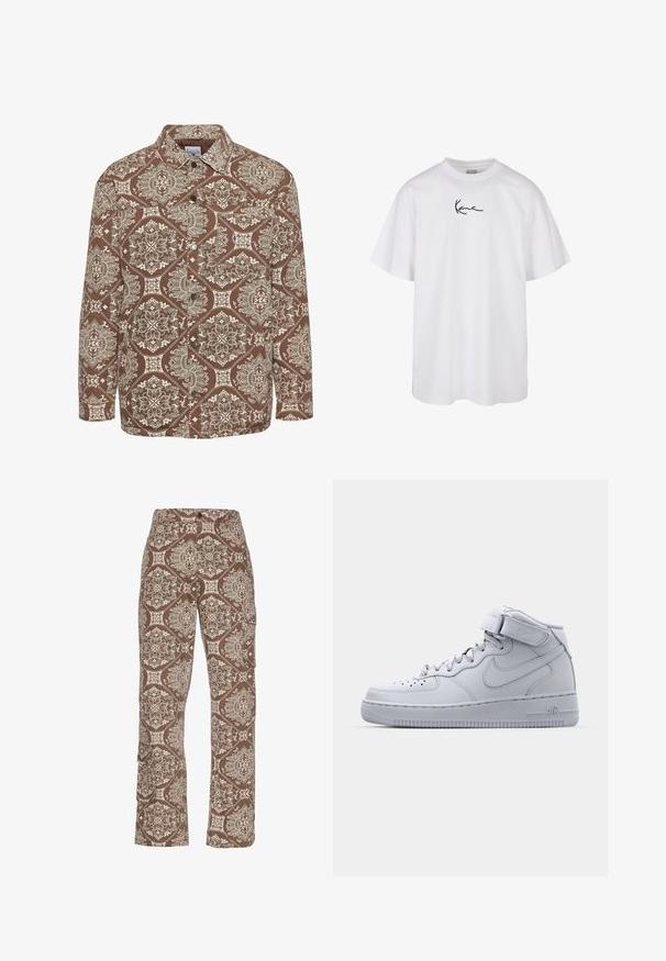 Rjava srajca s vzorcem, ki vsebuje zapletene bele motive, z gumbi spredaj in ovratnikom. Narejena iz teksturirane tkanine z dolgimi rokavi.; Bela bombažna majica z okroglo izreznico in kratkimi rokavi, s črnim vezenim logotipom, ki je osredotočen na prsih.; Rjave vzorčaste cargo hlače z zapletenimi kremnimi in svetlo rjavimi motivi, ki imajo stranske žepe in sproščen fit.; Visoke sive Nike Air Force 1 teniske z usnjem zgoraj, podloženim ovratnikom in z ježkom. Ikonična zasnova vključuje perforirano cono za prste.