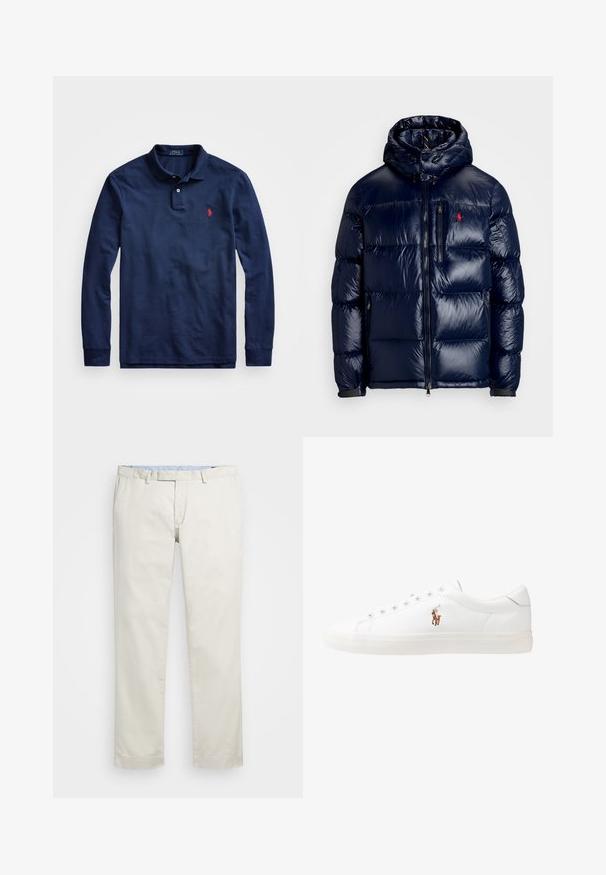 Marineblaue Steppjacke mit glänzender Oberfläche, ausgestattet mit Kapuze, Reißverschluss vorne und kleinem Logo auf der linken Brust. Strukturierter Steppdesign.; Navyblaues Langarm-Polohemd aus Baumwolle mit einem Zwei-Knopf-Kragen, gerippten Ärmelbündchen und einem kleinen roten Logo auf der linken Brust.; Beige Baumwollchinos mit flachem Bund, Gürtelschlaufen und Seitentaschen. Gerades Bein-Design mit glatter Textur und leichtem, atmungsaktivem Tragegefühl.; Weiße Leder-Sneaker, niedrig geschnitten, mit glatter Textur, runder Zehenpartie, Schnür vorne und kleinem gesticktem Logo an der Seite.