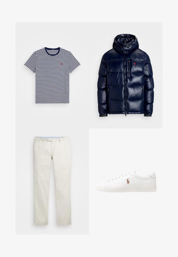 Tamno plava jakna s punjenjem i sjajnom završnom obradom, s kapuljačom, zatvaranjem na patentni zatvarač sprijeda i malim logotipom na lijevoj strani prsnog koša. Strukturno kviltani dizajn.; T-maica prugasta u mornarsko plavoj i bijeloj boji s kratkim rukavima i okruglim izrezom. Ima mali crveni logo na lijevoj strani grudi. Materijal je pamuk.; Bež pamukove chinos hlače s ravnim prednjim dijelom, petljama za remen i bočnim džepovima. Dizajn ravnih nogavica s glatkom teksturom i laganim, prozračnim osjećajem.; Bijele kožne tenisice, niskog kroja, s glatkom teksturom, okruglim vrhom, vezanjem sprijeda i malim izvezenim logom sa strane.