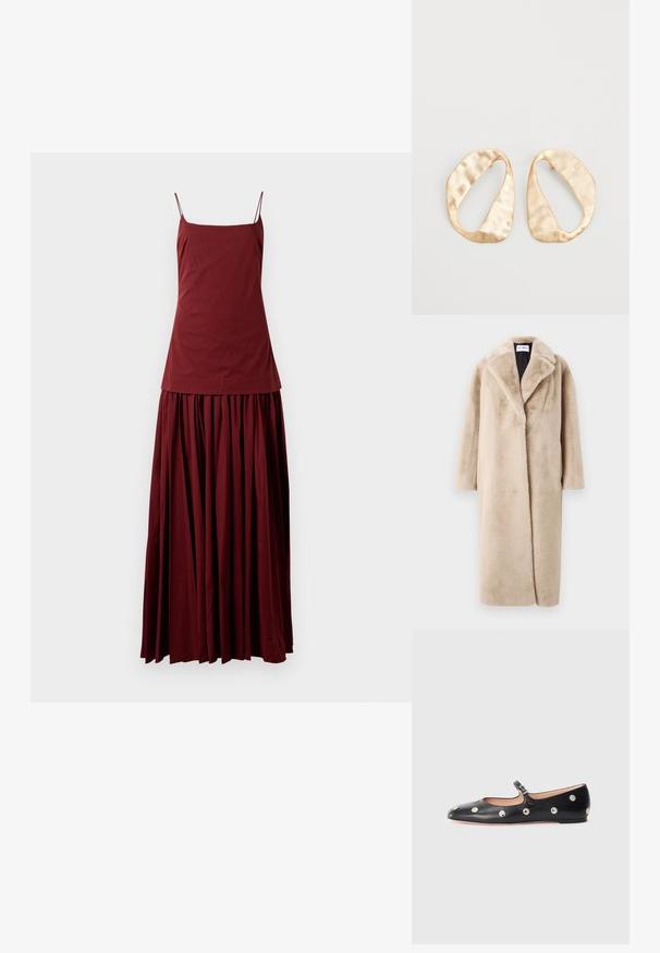 Beige umělý kožich s uvolněným střihom, širokými klopy a dlouhými rukávy. Povrch má měkkou, načechranou texturu a moderní, minimalistický design.; Bezramenné vínové šaty s přiléhavým topem a splývavou, plisovanou sukní. Vyrobené z lehkého materiálu, s tenkými ramínky.; Bílé tričko s dlouhým rukávem vyrobené z žebrované bavlny, s kulatým výstřihem a rovnými lemy. Jednoduchý design bez vzorů nebo akcentů.; Černé kožené baleríny typu Mary Jane s kulatou špičkou, zdobené stříbrnými kulatými nýty a nastavovacími popruhy se sponou.; Pár nepravidelných oválných náušnic z kovu pozlaceného zlatem s texturovaným, mírně kladivkovým povrchem na bílém pozadí.