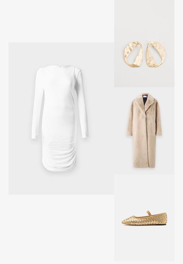 Manteau en fausse fourrure beige au silhouette décontractée, avec de larges revers et des manches longues. La surface a une texture douce et pelucheuse et un design moderne et minimal.; Robe blanche à manches longues en tissu lisse, avec un col rond et une texture froncée au niveau de la taille. Design simple et ajusté.; Loeffler Randall LEONIE SOFT BALLET FLAT - Babies - gold; Une paire de boucles d'oreilles en métal doré, de forme ovales irrégulières, avec une surface texturée et légèrement martelée sur fond blanc.