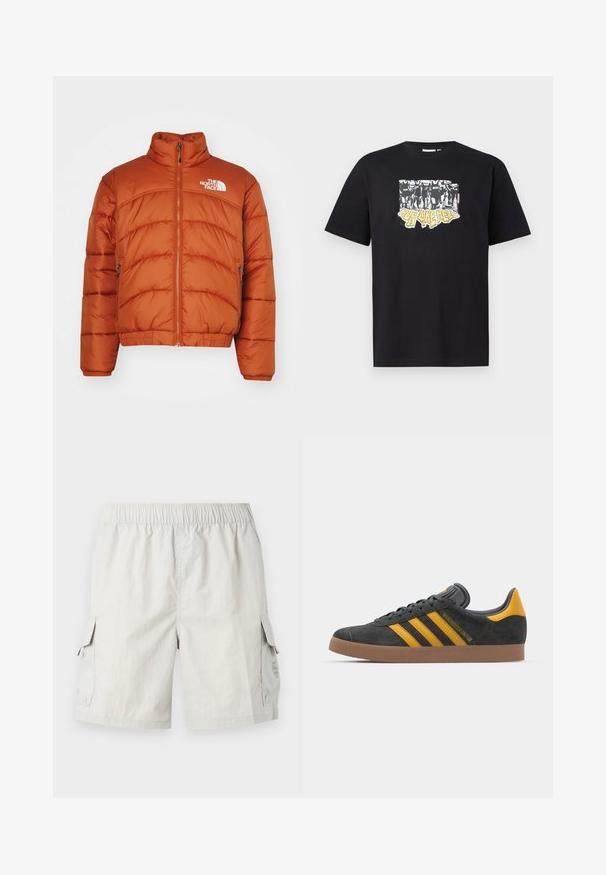 Orangene Pufferjacke mit hohem Kragen, Reißverschluss, gesteppten Mustern und Logo auf der linken Brust. Zwei Seitentaschen.; Schwarzes Baumwoll-T-Shirt mit einem grafischen Druck in Weiß und Gelb, versehen mit dem Text "IRON LIKE HELL" und einem Design von Silhouetten.; Hellgraue Cargo-Shorts mit einem elastischen Bund, ausgestattet mit zwei seitlichen Taschen und einem dezenten Logo auf der linken Tasche.; Schwarze Wildledersneaker mit gelben Akzenten, ausgestattet mit drei Streifen und einer braunen Gummisohle. Enthält eine gepolsterte Zunge für zusätzlichen Komfort.