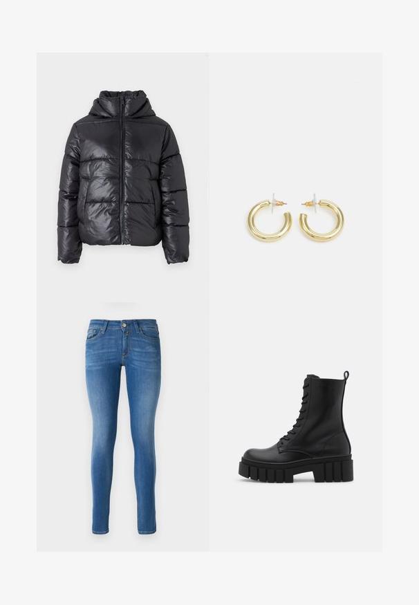 Casaco acolchoado preto com acabamento brilhante, fecho de correr na frente e gola alta. Apresenta um padrão acolchoado horizontal e punhos elásticos.; Vero Moda VMNEWCREAM FUNNELNECK PULLOVER - Camisola - black/birch; Jeans skinny em denim azul com uma cintura de altura média, design tradicional de cinco bolsos e desbotamento subtil nas pernas.; Bota ankle de couro preto com sola robusta e estriada, frente com atacadores e alça na parte de trás, sobre fundo branco liso.; Brincos em argola dourados com um acabamento liso e brilhante. Design circular com um pequeno pino e suporte transparente para um uso seguro.