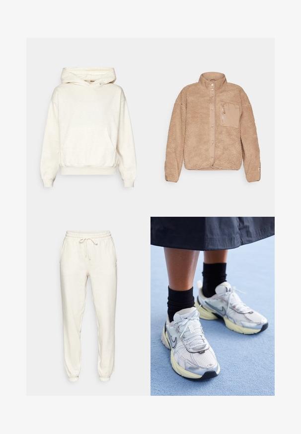 Beige színű bolyhos dzseki magas gallérral, elülső cipzáros zsebbel és patent gombos záródással. Texturált felszín, puha tapintással.; Krém színű kapucnis pulóver puha, texturált anyagból. Jellemzői a kenguruzseb, bordázott mandzsetták és szegély. Lazább fit, oversized sziluettel.; Fekete sportmelltartó széles pántokkal, V-nyakkivágással, texturált anyagból készült, és logo részlettel az alján. Sima felület, minimalista stílus.; Világos bézs színű melegítőnadrág, puha anyagból készült, rugalmas derékrésszel és zsinórral, oldalsó zsebekkel és lekerekített bokákkal.; Fehér és ezüst Nike sportcipők hálós anyagból, fényvisszaverő részletekkel és bézs talppal. Fekete zoknival viselve, egy kék felületen állva.