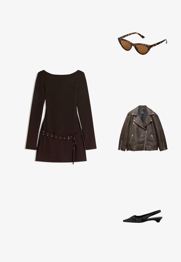 Braune Kunstleder-Bikerjacke mit breiten Revers, silbernen Reißverschlüssen an Taschen und Ärmeln sowie verstellbaren Gürtelschlaufen am Saum.; Schwarzes langärmliges Kleid mit weit ausgeschnittenem Hals, ausgestattet mit einem taillierten Bund mit Metallösen und einer glatten Stoffoberfläche.; Schwarzer Leder-Slingback-Schuh mit spitz zulaufender Zehenpartie, gerafftem Detail und niedrigem Absatz. Glatte Textur und minimalistisches Design.; Katzenaugen-Sonnenbrille mit einem schwarz-orangenen Schildpattrahmen, braunen Gläsern und schlanken, spitzen Enden. Verfügt über ein minimalistisches Logo am Bügel.; Die goldene Handtasche verfügt über einen strukturierten Stoff mit runden, metallischen Nieten, einem dreieckigen Logoschild und einem Kettenriemen mit runden Metallösen.