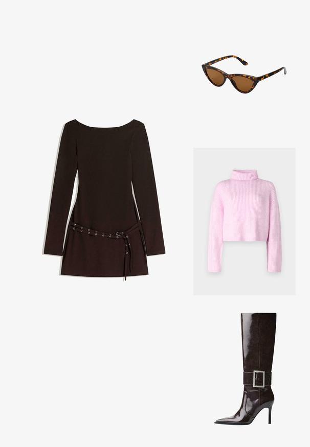 Brązowa kurtka motocyklowa z sztucznej skóry z szerokimi klapami, srebrnymi zamkami błyskawicznymi na kieszeniach i rękawach oraz regulowanymi paskami na dole.; Różowy sweter prążkowany z wysokim kołnierzem, skróconym fasonem i długimi rękawami. Teksturowana tkanina z delikatnymi pionowymi paskami.; Czarna długa sukienka z długim rękawem i szerokim dekoltem, z paskiem w talii ozdobionym metalowymi oczkami oraz gładką fakturą materiału.; Ciemnobrązowe, skórzane botki do kolan z ostry szpic, szpilką oraz szerokim paskiem z dużą prostokątną srebrną klamrą.; Okulary przeciwsłoneczne w kształcie kocich oczu z czarno-pomarańczową oprawą w deseń żółwia, brązowymi soczewkami i eleganckimi, spiczastymi końcówkami. Posiadają minimalistyczne logo na zauszniku.; Złota torba na ramię ma teksturowaną tkaninę z okrągłymi metalowymi ćwiekami, trójkątną płytkę z logo oraz łańcuchowy pasek z okrągłymi metalowymi oczkami.