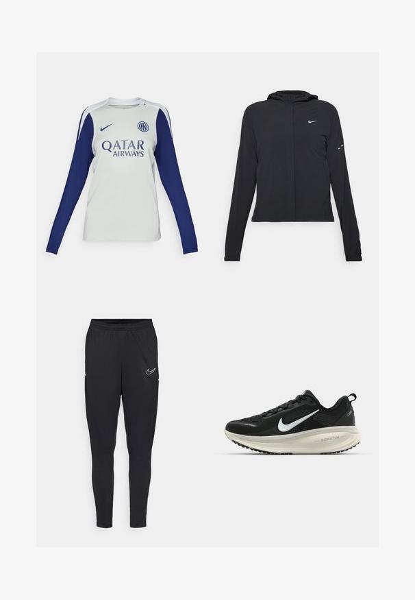 Zwarte kaptrui met lange mouwen, gemaakt van lichtgewicht materiaal. Voorzien van een ritssluiting aan de voorkant, een Nike-logo en subtiele ontwerpelementen.; Langsleeve voetbalshirt in lichtgrijs met marineblauwe mouwen. Heeft een ronde hals, Nike-logo en Qatar Airways branding aan de voorkant.; Zwarte sportbroeken van lichtgewicht stof, met een elastische tailleband, een getailleerd ontwerp en een wit Nike-logo op de bovenbeen.; Zwarte Nike hardloopschoen met ademend mesh bovenwerk, witte swoosh-logo, gestructureerde details en een crèmekleurige ZoomX middenzool.