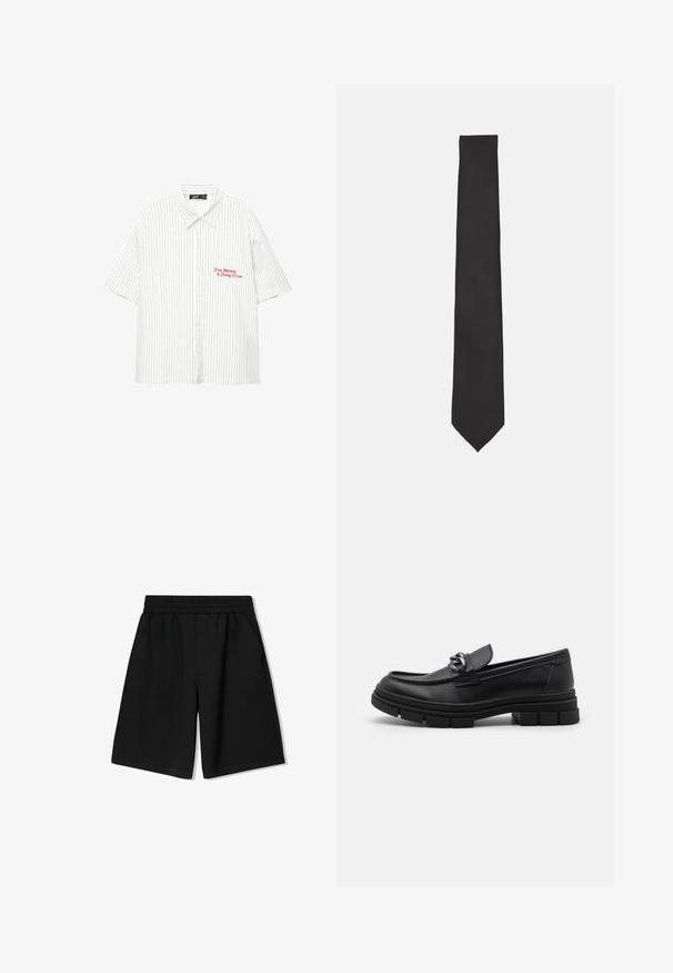 Schwarze Bomberjacke aus glänzendem Nylon mit einem Frontreißverschluss, gerippten Bündchen und einer Reißverschlusstasche am linken Ärmel. Das Innenfutter ist leuchtend rot.; Weißes kurzärmliges Hemd mit vertikalen marineblauen Streifen, Knopfleiste und rotem besticktem Text "Von Montag bis Freitag 17 Uhr."; Schwarze Baumwollshorts mit einem elastischen Bund, seitlichen Taschen und einem lockeren Schnitt, ausgestattet mit einer glatten Textur und geradem Saum.; Schwarzer Lederloafer mit runder Zehenform, einem dekorativen Riemen und Hardware sowie einer robusten, strukturierten Sohle. Glatte Oberfläche mit dezenten Details.; Schwarze Fliege aus glattem Stoff, mit einer schlanken, verlängerten Form und einer spitzen Spitze, ohne sichtbare Muster oder Akzente.
