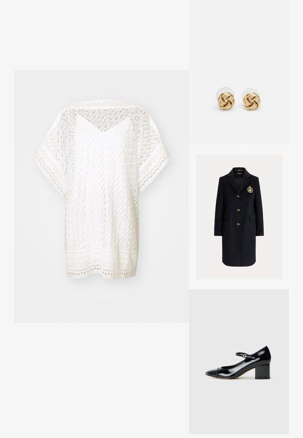 Palton bleumarin din amestec de lână, cu rever decupat, nasturi aurii și detaliu cu blazon. Are două buzunare frontale și o siluetă croită.; Top alb, lejer, dintr-un material asemănător dantelei, cu modele geometrice, mâneci scurte și o margine decorativă cu accente decupate.; Rochie neagră din piele ecologică, tip Mary Jane, cu toc pătrat și curea cu cataramă, prezentată din lateral pe un fundal alb.; Cercei cu tija aurie, cu un design răsucit. Fiecare cercel are un fundal circular transparent pentru o purtare sigură.