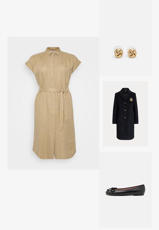 Marineblauwe jas van wolmix met een omslagkraag, gouden knopen en een wapenborduurwerk. Voorzien van twee steekzakken aan de voorkant en een getailleerd silhouet.; Beige linnen jurk met korte mouwen, knoopsluiting vooraan en een strikceintuur in de taille. Beschikt over een klein logo op de borst.; Zwarte leren balletflat met een ronde neus, voorzien van een decoratieve strik en een gladde textuur. Minimalistisch ontwerp met een lage, platte zool.; Gouden knoopstuds met een gedraaide design. Elke oorring heeft een ronde transparante achterkant voor een veilige draagervaring.