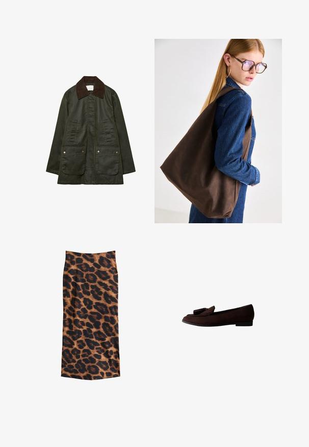 Stradivarius WAXED WITH MULTIPLE - Parka - khaki; Chemise à manches longues à boutons avec un motif à carreaux noir et beige, une poche poitrine unique, un col et un ourlet arrondi.; Jupe en imprimé léopard avec un motif marron et noir, texture lisse, longueur cheville et silhouette près du corps.; Mocassin en daim marron avec un bout rond et un gland décoratif sur le dessus. Semelle plate avec un design minimaliste et une texture lisse.; Sac tote en cuir marron avec une texture douce, offrant un design spacieux et une seule sangle. Porté avec une veste en jean bleu.