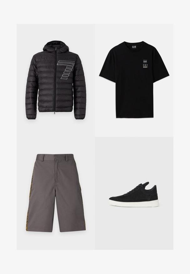 Veste en duvet noire avec capuche, présentant des panneaux matelassés horizontaux et un design à rayures blanches sur la poitrine gauche. Fermeture frontale à zip.; T-shirt en coton noir à manches courtes, col rond, avec une petite étiquette logo à l'avant comportant des symboles d'entretien en blanc.; Shorts gris en tissu lisse, avec des panneaux latéraux en imprimé léopard, un devant plat et une taille standard.; Baskets en daim noir avec une semelle en caoutchouc blanc, présentant des coutures tonales et un design lacé. Texture lisse avec une forme moderne et épurée.