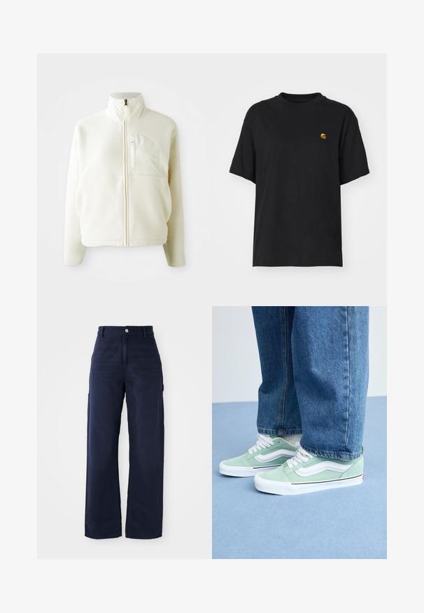 Hvit fleecejakke med høy krage, full glidelås og brystlomme. Myk tekstur og avslappet design.; Svart bomulls t-skjorte med løs passform. Har rund hals og korte ermer. Inkluderer en liten gullbrodert logo på brystet.; Marineblå vide bukser med cargo-design laget av solid bomullsstoff, med sidelommer og knappelukking i midjen.; Person som har på seg lysegrønne og hvite joggesko med hvite snørebånd og blå jeans, stående på et lyseblått gulv.