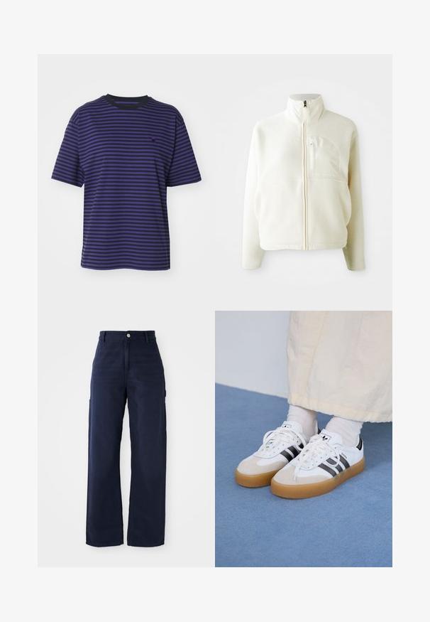 Hvit fleecejakke med høy krage, full glidelås og brystlomme. Myk tekstur og avslappet design.; Carhartt WIP VERNER - T-shirts med print - black/aura; Marineblå vide bukser med cargo-design laget av solid bomullsstoff, med sidelommer og knappelukking i midjen.; Hvite sneakers med svarte striper og beige semsket skinn-detaljer. Har en teksturert gummisåle og flate hvite snører, brukt med lyse sokker.