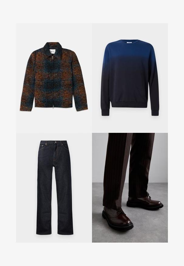 Kabát z vlněné směsi s límcem, který má barevný vzor v tmavě modré, oranžové a hnědé. Přední zip a boční kapsy.; Svetr s modro-černým ombré, kulatý výstřih, dlouhé rukávy, měkký materiál, žebrované manžety a lem, minimalistický design bez vzorů nebo akcentů.; Tmavě modré denimové džíny se rovnými nohavicemi, pěti kapsami a oranžovým prošitím. Kovová knoflíková a zipová spona.; Hnědé kožené šněrovací boty s lesklým povrchem, černou gumovou podrážkou a jemným štepováním. Nosené s hnědými pruhovanými kalhotami.