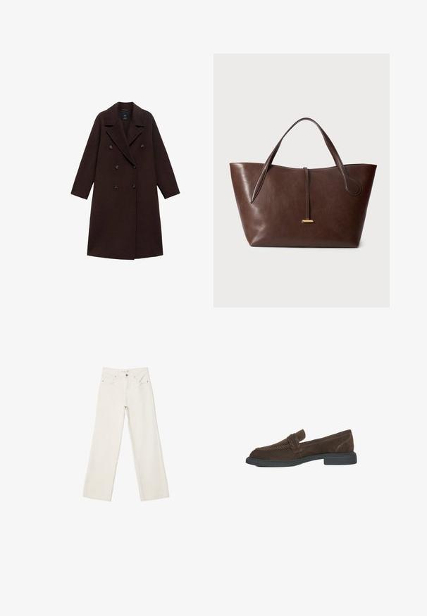 Brauner Wollmischmantel mit einem Doppelreiher-Design, großen Revers und sechs runden Knöpfen. Lange Ärmel mit geraden Säumen.; Langärmliges Polohemd mit abwechselnd dunkelschokoladenbraunen und weißen horizontalen Streifen, einem Kragen und einer geknöpften Leiste. Hergestellt aus weichem Stoff.; Weiße lässige Jeans aus Denim mit hochgeschnittenem Bund, Fronttaschen und Knopfverschluss. Schlichtes Design mit minimalen Akzenten.; Braune Wildleder-Pantoletten mit einem niedrigen Blockabsatz, die über eine geflochtene Verzierung an der Vorderseite und kontrastierende Nähte an den Seiten verfügen.; Braune Leder-Tote mit zwei Griffen, einer strukturierten Form und einem schlichten goldenen Akzent. Glatte Oberfläche mit feinem Maserungsmuster.