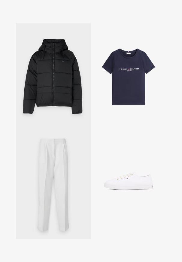 Schwarze gepolsterte Jacke mit Kapuze, ausgestattet mit einem frontalen Reißverschluss, verstellbaren Kordeln und gestepptem Design. Weicher, leichter Stoff.; Marineblaues T-Shirt mit kurzen Ärmeln, rundem Ausschnitt und weißem "Tommy Hilfiger EST. 1985"-Schriftzug sowie Logo auf der Vorderseite.; Weiße, maßgeschneiderte Hosen mit geradem Schnitt, vorne mit Falten, zwei Seitentaschen und einem schlichten Bund für einen eleganten Look.; Weißes Leinensneaker mit goldenen Ösen, flachen Schnürsenkeln, strukturiertem Gummisohle und minimalem Branding an der Seite. Niedriges Profil.