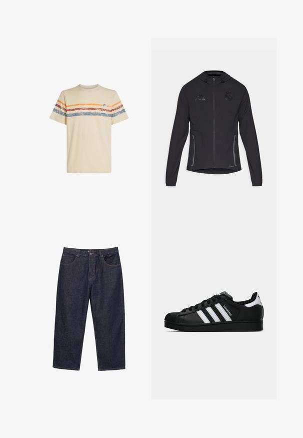 Černá atletická bunda s předním zipem, kapucí na šňůrku, bočními kapsami a texturovanými akcenty loga. Vyrobena z lehkého materiálu.; Krémové bavlněné tričko s vodorovnými pruhy v oranžové, červené a modré barvě. Krátké rukávy, kulatý výstřih a malá logo detail na hrudi.; Tmavě modré džíny s rovnými nohavicemi, s předním zapínáním na knoflík a zip, a pěti kapsami, vystavené na bílém pozadí.; Černé tenisky Adidas Superstar se bílými pruhy, špičkou ve tvaru skořápky a textem "Superstar" na boku, zobrazené v bočním profilu na bílém pozadí.