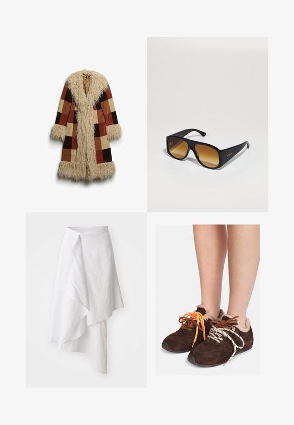 Langer Mantel mit einem Kragen und Bündchen aus Kunstfell, ausgestattet mit einem gestreiften Muster in Braun, Rost und Beige. Weiches, strukturiertes Außenmaterial.; Grauer, kürzerer Pullover aus weichem, flauschigem Material. Mit langen Ärmeln und rundem Ausschnitt, sowie einer glatten, leichten Textur.; Weißes Kurzarm-T-Shirt aus weicher Baumwolle, mit Rundhalsausschnitt und entspannter Passform sowie gerollten Säumen. Keine Muster oder Verzierungen.; Weißer Wickelrock aus leichtem Material, mit asymmetrischem Saum, glatter Textur und einem einfachen, minimalistischen Design.; Braune Wildleder-Slipper mit Fellfutter, die barfuß getragen werden, mit unpassenden Schnüren: eine orange und eine weiße mit schwarzen Streifen.; Schwarze rechteckige Sonnenbrille mit braunen Verlaufslinsen. Hergestellt aus Plastik, mit einer glatten Oberfläche und einem dezenten goldenen Logo am Bügel.