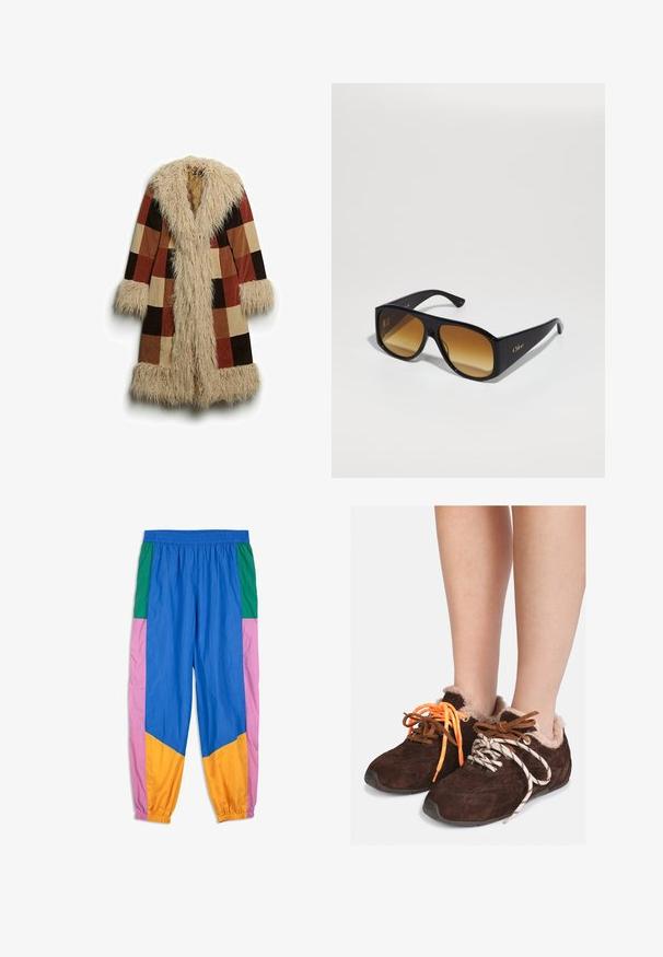 Długi płaszcz z sztucznym futrem przy kołnierzu i mankietach, w kratkę w odcieniach brązu, rdzy i beżu. Miękki, teksturowany materiał zewnętrzny.; Szary krótkostrzyżony sweter wykonany z miękkiego, puszystego materiału. Posiada długie rękawy i okrągły dekolt, z gładką, lekką teksturą.; Biała koszulka z krótkim rękawem, wykonana z miękkiej bawełny, z okrągłym dekoltem i luźnym krojem z podwiniętymi detalami. Bez wzorów ani akcentów.; Kolorowe spodnie dresowe z panelami w niebieskim, zielonym, różowym i pomarańczowym kolorze. Wykonane z lekkiego materiału, z elastycznym paskiem i mankietami.; Brązowe zamszowe buty wsuwane z futrzanym wykończeniem noszone na gołych stopach, z niedopasowanymi sznurówkami: jedna pomarańczowa i jedna biała w czarne paski.; Czarne prostokątne okulary przeciwsłoneczne z brązowymi gradientowymi soczewkami. Wykonane z tworzywa sztucznego, z gładką powierzchnią i subtelnym złotym logo na zausznicy.