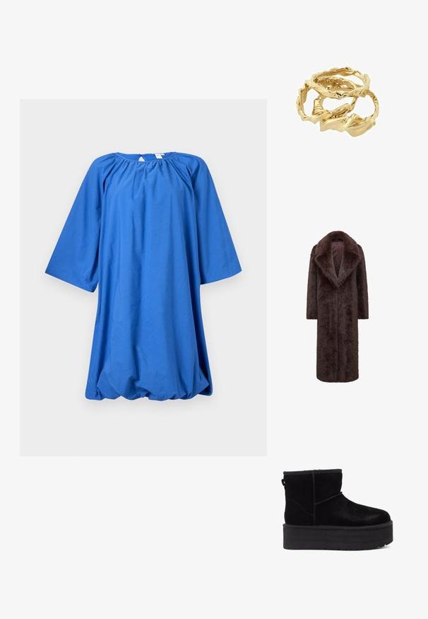 Ruskea turkki, jossa on pitkä, suora muotoilu, leveät kaulukset ja avoin etuosa. Pehmeä rakenne ja täysimittaiset hihat lisäävät lämpöä ja tyyliä.; Sininen puuvillamekko, jossa on lyhyet hihat, pyöreä pääntie, kerätty kangas ja väljä siluetti. Mekossa on pyöristetyt helmaviivat.; Musta mokkanahka nilkkaboots paksulla platform-pohjalla ja pehmeällä vuorilla. Viimeistelty ompeluaksenteilla ja takana olevan vetolenkin avulla helppoa pukemista varten.; Kultaiset kierretty rengas pinotut yhteen, joissa on teksturoitu muotoilu ja sileät, kaarevat reunat, luoden orgaanisen, virtaavan ilmeen.