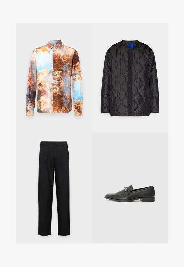 Zwarte gewatteerde jas met een ronde kraag, drukknopen aan de voorkant en een getextureerd golfpatroon op de stof.; Langermige shirt met een collage van barokstijl patronen in bruin-, blauw- en crèmekleuren, met een klassieke kraag en knoopsluiting.; Zwarte broeken van gladde stof, met een recht model, twee voorknikken en een standaard tailleband met riemlussen.; Zwarte leren instapper met een gladde afwerking, voorzien van een gestikt ontwerp en een decoratieve metalen kettingaccent over de wreef. Platte hak.