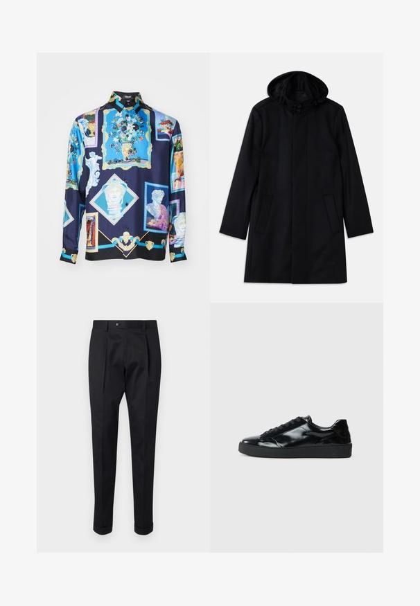 Zwarte jas van gemarmerde stof, met een capuchon, knoopsluiting, twee voorkantomken en een rechte snit.; Versace INFORMAL GALLERY - Overhemd - ink blue/black/multicolor; Zwarte broek gemaakt van een gladde stof, met een plooi aan de voorkant, een knopen sluiting en opgerolde manchetten bij de enkels.; Zwarte gepatenteerde leren sneakers met een ronde neus, vetersluiting, een gestructureerde rubberen zool en een glanzende afwerking.