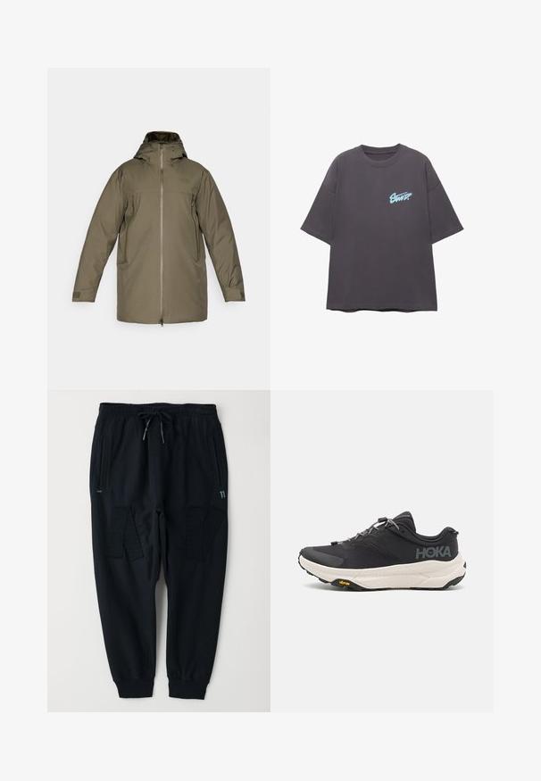 Olivgrüne wasserdichte Jacke mit Reißverschluss auf der Vorderseite, verstellbare Kapuze und zwei Seitentaschen. Glatte Textur mit elegantem Design.; Übergroßes graues T-Shirt aus Baumwolle, mit einem blauen Grafiklogo auf der linken Brust, Rundhals und kurzen Ärmeln.; Schwarze Jogginghose aus einem Baumwollmischgewebe. Sie verfügt über einen elastischen Bund mit Kordelzug, zwei Seitentaschen und strukturierte Panelakzente.; Schwarzer Sportschuh mit strukturiertem Obermaterial, grauen Akzenten, reflektierenden Details und einer dicken weißen Sohle mit Vibram-Logo.