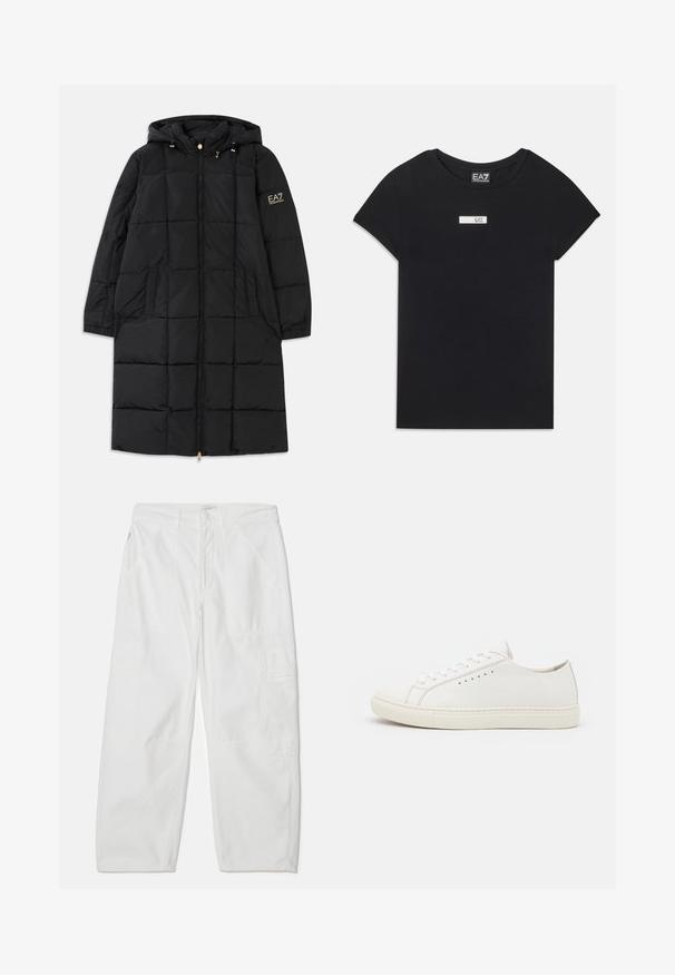 Fekete puffKabát kapucnival, elöl cipzárral, steppelt dizájnnal, két oldalsó zsebbel és arany színű kiegészítőkkel az ujjon.; Fekete, rövid ujjú póló, pamutból készült, fehér, téglalap alakú logóval, amelyen az "EA7" felirat található a mellkas területén.; Citizens of Humanity MARCELLE LOW SLUNG - Oldalzsebes nadrágok - beige; Fehér bőr sportcipők sima textúrával, kerek orral, minimális fűzőlyukakkal és lapos gumitalpasszal. Egyszerű dizájn, további díszítések nélkül.