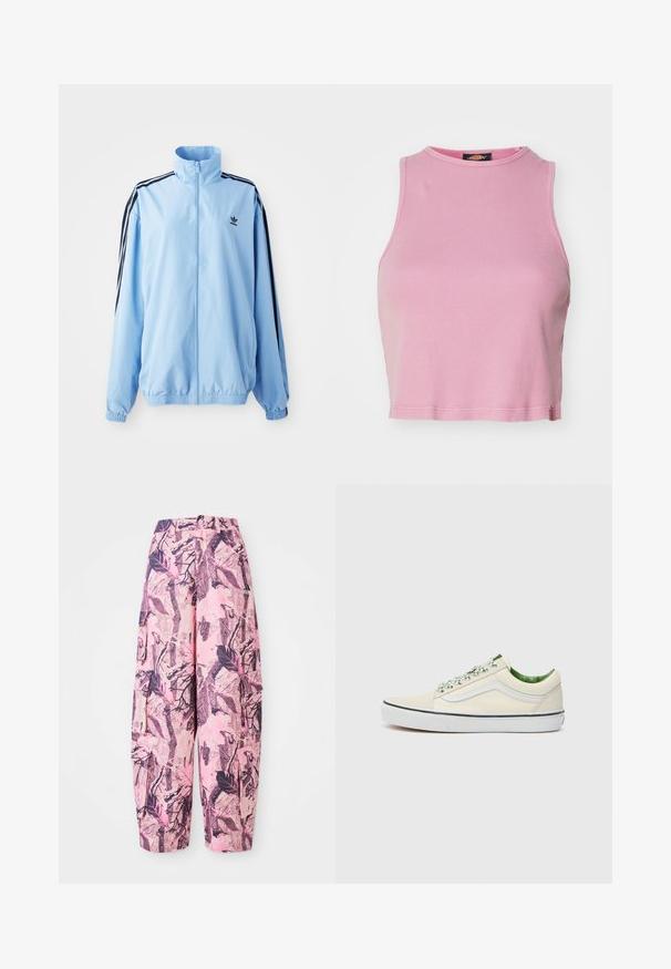 Světle modrá nylonová bunda s vysokým límcem, černými bočními pruhy, elastickými manžetami a malým černým logem na hrudi.; Růžový žebrovaný crop top s kulatým výstřihem a bezrukávovým designem. Má lemování končící těsně nad pasem.; Růžové a fialové vzorované kalhoty s širokými nohavicemi mají design listů a větví, vysoký pas a boční kapsy pro větší funkčnost.; Béžové plátěné nízké tenisky s zelenými akcenty, bílé gumové podrážky a vzorovanými tkaničkami. Obsahují design bočního pruhu.
