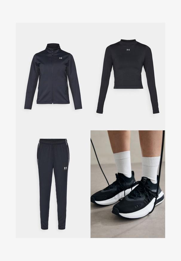 Námořnická větrovka s vysokým límcem, plným předním zipem a bočními kapsami. Vyrobena z lehké, strukturované látky s logem značky.; Černý dlouhý rukáv crop top vyrobený z hladkého, elastického materiálu, který má vysoký výstřih a malé reflexní logo na hrudi.; Černé sportovní kalhoty z lehké tkaniny, s tapered designem, elastickým pasem a bílými bočními pruhy s logem.; Černé sportovní boty s texturovanou tkaninou, bílou podrážkou a černými tkaničkami. Nosené s bílými žebrovanými ponožkami, stojící na světlém povrchu.
