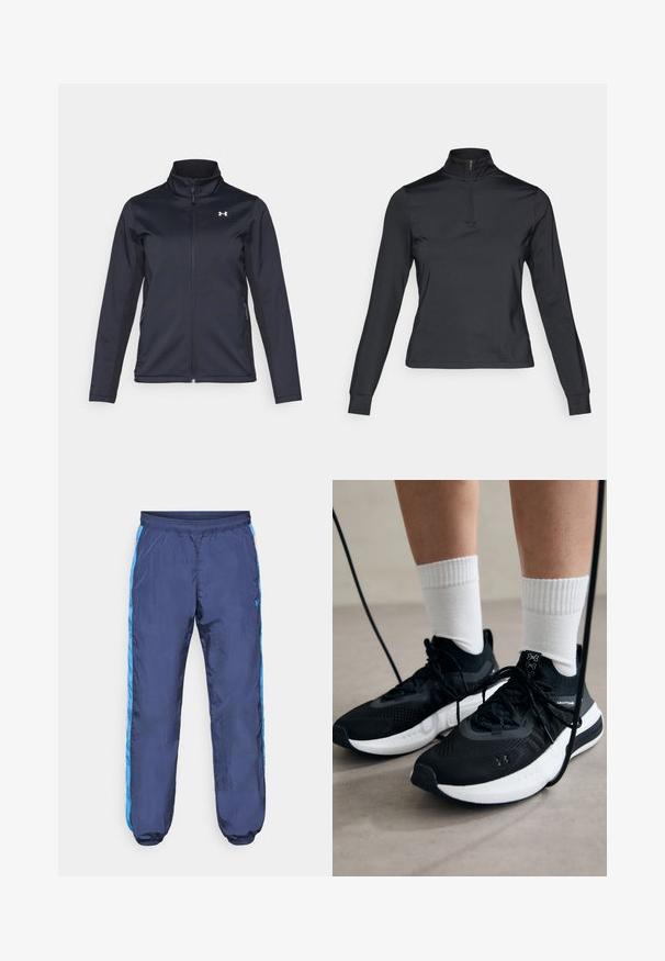 Tengerészkék szélálló dzseki, állógallérral, teljes hosszúságú cipzárral és oldalsó zsebekkel. Könnyű, struktúrált anyagból készült, márkás logóval.; Fekete, hosszú ujjú pulóver, magas cipzáras gallérral, sima anyagból készült. Feszes ujjak és cropped fazon jellemzi.; Sötétkék melegítő nadrág fényes, könnyű anyagból, kék oldalsávokkal és rugalmas mandzsettával a bokán és a derékon.; Fekete sportcipők textúrált anyagból, fehér talppal és fekete fűzőkkel. Fehér bordázott zoknikkal viselve, világos felületen állva.