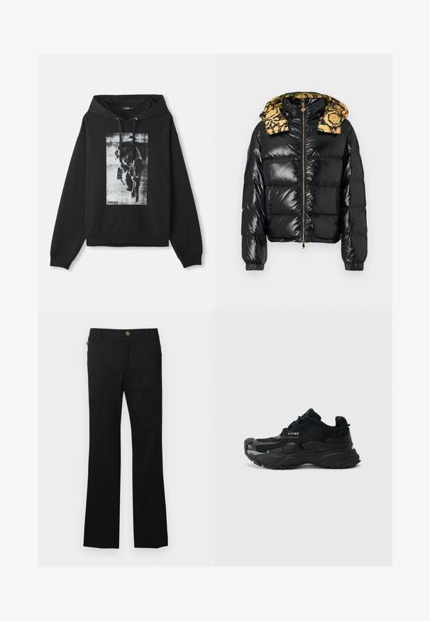 Musta puffer-takki kiiltävällä pinnalla, jossa on kuvioitu keltainen huppu. Vetoketjullinen suljenta ja joustavat hihansuut täydentävät mallin.; Mustat hupparit, joka on valmistettu puuvillasta, jossa on harmaasta ja valkoisesta koostuva profiilikuva grafiikkapainatus, kultasävyiset kiristysnauhojen tarvikkeet.; Mustat housut, jotka on valmistettu puuvillasekoitekankaasta ja joissa on suora lahjemalli, etutaskut sekä kultainen nappikoriste vyötäröllä.; Mustat urheilukengät, joissa on verkkokangasta ja mokkaa, teksturoitu pohja, pyöreä kärki ja Versace-logo sivussa.