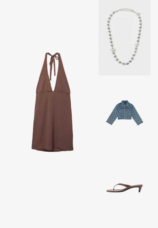 Korte spijkerjas in lichtblauw met een logo-patroon over de gehele jas, knoopsluiting, twee borstzakken en een rafelige zoom.; Bruine halter-jurk met een diepe V-hals, gemaakt van lichtgewicht stof. Heeft strikbanden op de rug en een vloeiende silhouet.; Bruine hakken flip-flop sandaal met een slanke band en ronde teenpost, met een kleine gouden accent op de voetbed.; Zwarte stoffen handtas met gerimpelde textuur, twee schouderbanden en een trekkoordsluiting aan de zijkanten. Glad, lichtgewicht materiaal.; Zilverkleurige ketting met onderling verbonden ster- en knoopontwerpen, voorzien van een gestructureerde afwerking en een verstelbare ketting voor lengtevangang.