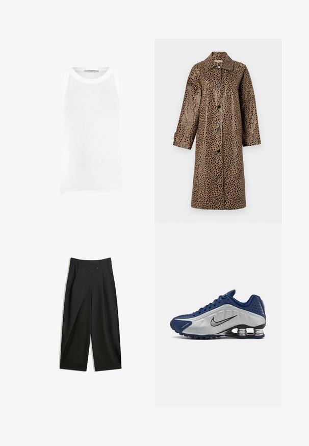 Braun gefleckter Leopardenmantel mit glänzender Textur, ausgestattet mit einem Kragen, langen Ärmeln und schwarzen Knöpfen an der Vorderseite.; Weißes ärmelloses Tanktop aus geripptem Stoff, mit Rundhalsausschnitt und nahtlosen Kanten für eine glatte Passform.; Schwarze weite Hosen aus glattem Stoff. Mit einer vorderen Falte, Knopfverschluss und einem taillierten Bund für eine schlanke Passform.; Blaue und silberne Sportschuhe mit einer strukturierten Oberseite, Perforationen und einer gebogenen Sohle, die über metallische Dämpfungselemente verfügt. Schwarzes Logo-Detail.