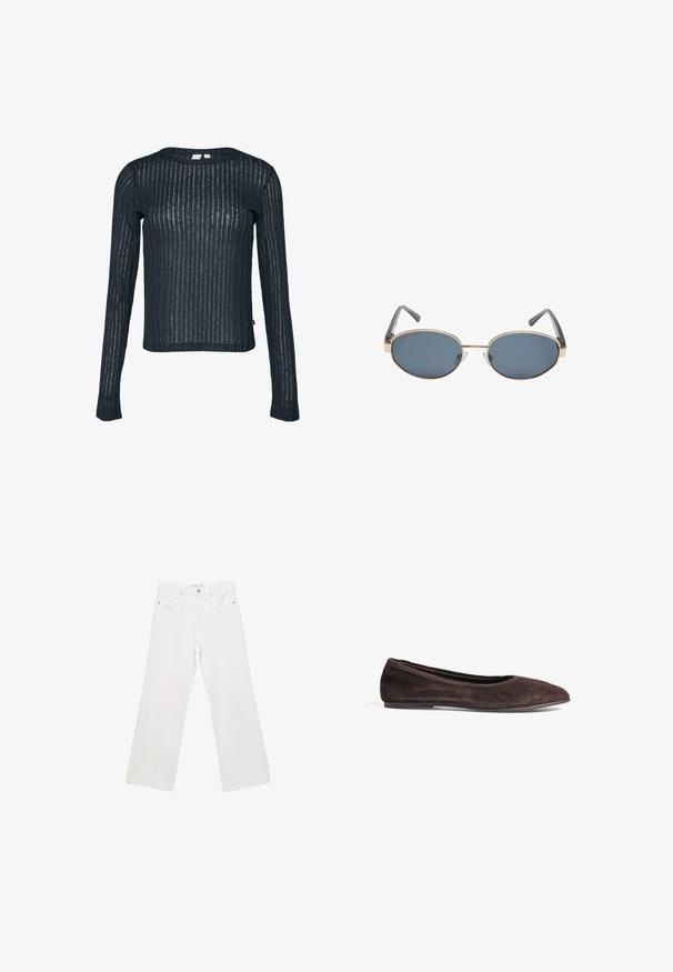 Brauner Wildleder, doppelt geknöpfter Trenchcoat mit großen Knöpfen, Schulterriemchen und weiten Ärmeln, über einem grauen Strickpullover getragen.; Marineblaues Langarmoberteil aus transparenter, strukturierter Stoff mit vertikalen Streifen. Rundhalsausschnitt und leicht verkürzter Saum. Etikett an der Seite sichtbar.; Weiße Denim-Hose mit weitem Beinschnitt, ausgestattet mit einem klassischen Fünf-Taschen-Design, Metallbeschlägen und Kontrastnähten. Glatte Textur und lockere Passform.; Braune Wildleder-Ballerinas mit spitzem Absatz und niedrigem Profil. Verfügt über eine glatte Textur und ein minimalistisches Design. Keine sichtbaren Beschläge oder Akzente.; Eckige Sonnenbrille mit dunklen Gläsern, goldenen Metallrahmen und grauen Bügeln. Die Rahmen zeichnen sich durch ein minimalistisches Design mit einem dezenten Brückenakzent aus.; Dunkelbraune Wildlederhandtasche mit zwei oberen Griffen, strukturierter Form und Lederakzenten. Verfügt über einen verstellbaren Kordelzugverschluss und eine glatte Textur.