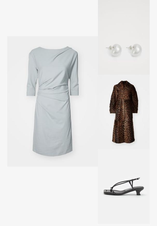 By Malene Birger RAFAIA - Geacă - brown; Rochie de culoare albastru deschis, realizată dintr-un material moale, având un decolteu tip boat, mâneci trei sferturi și detalii plisate pentru un efect drapat.; Sandale negre din piele cu curele subțiri, toc mic pătrat și vârf pătrat. Prezintă o închidere cu cataramă și o textură netedă.; Cercei din perlă argintie cu o formă curbată, asemănătoare unei boabe. Suprafață netedă și strălucitoare, asigurată cu un sistem de fixare tip tijă și spate.