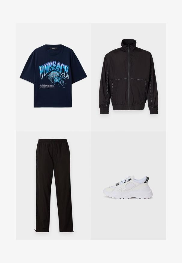 Černá lehká bunda s vysokým límcem a zipovým zapínáním. Má bílé prošívání na ramenou a rukávech. Elastické manžety.; Námořnické bavlněné tričko s krátkými rukávy, se grafikou Medúzy a textem v modré a bílé barvě. Kulatý výstřih, volný střih.; Černé lehké kalhoty s elastickým pasem, stahovací šňůrkou a zipovými nohavicemi pro nastavitelný střih. Hladká, elegantní textura.; Bílé atletické tenisky s síťovaným svrškem, silnou podrážkou a černými akcenty s potištěným logem. Strukturální a texturovaný design.