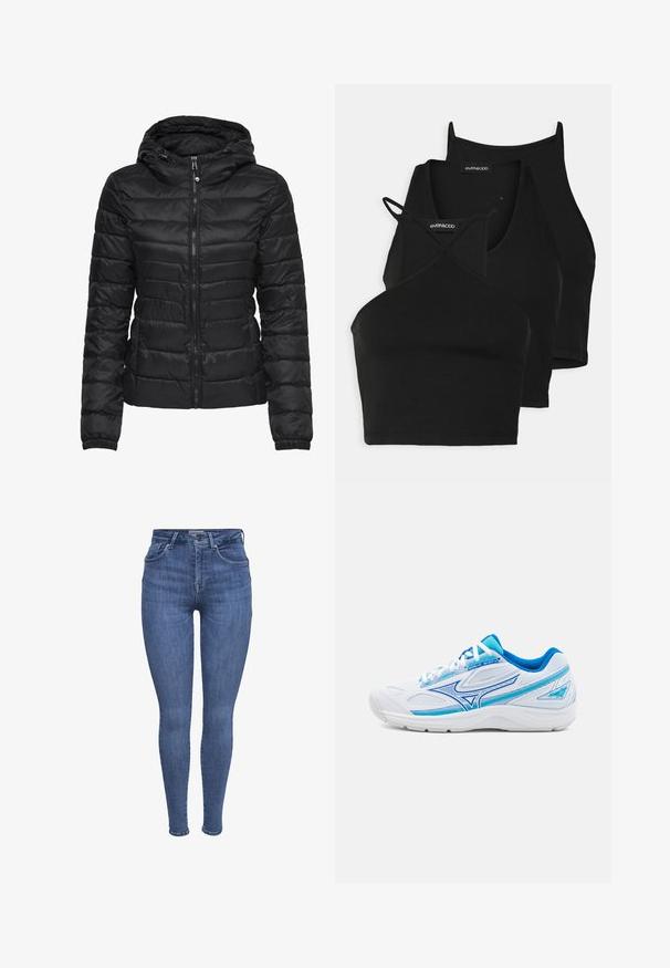 Fekete puffertakó kapucnival, steppelt mintával és cipzáras záródással. Puha, fényes anyag, elasztikus mandzsettákkal. Meleg és könnyű.; Fekete, rövidített felsők puha, ruganyos anyagból vékony pántokkal és keresztbe fonott kivágással. Lekerekített nyakkivágással és varrás nélküli kidolgozással rendelkezik.; Kék, magas derékú skinny farmernadrág elülső zsebekkel, gombos, cipzáras záródással és övhurkokkal, fehér háttér előtt.; Fehér sportcipő kék részletekkel, hálós és szintetikus anyagokból, lekerekített orral, texturált oldalakkal és fűzős záródással.