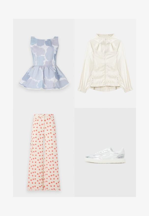 Lekki, kremowy płaszcz z kapturem, z zamkiem błyskawicznym z przodu, elastycznymi mankietami i kieszeniami bocznymi. Gładka tekstura z delikatnym połyskiem.; Jasnoniebieska góra peplum z denimu w wzór tie-dye, z dekoltem w serek i złotym detalem akcentującym w talii.; Szerokie spodnie wykonane z beżowej tkaniny, ozdobione wzorem truskawek w kolorze czerwonym i zielonym. Zawierają boczne kieszenie i postrzępiony dół.; Białe sneakersy z metalicznymi srebrnymi akcentami, gładka tekstura, okrągły nosek, płaska podeszwa i tradycyjny design na sznurówki.